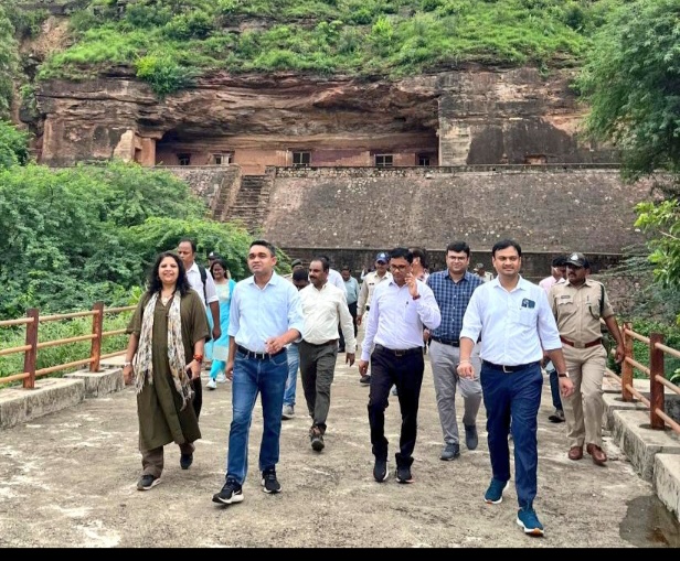 मध्य प्रदेश इको टूरिज्म बोर्ड के सीईओ समिता राजोरा, सीसीएफ इंदौर नरेंद्र कुमार सनोदिया, कलेक्टर प्रियंक मिश्रा ने आज बाग में स्थापित हो रहे राष्ट्रीय जीवाश्म उद्यान हेतु विकसित की जा रही विभिन्न साइट्स का अवलोकन किया गया