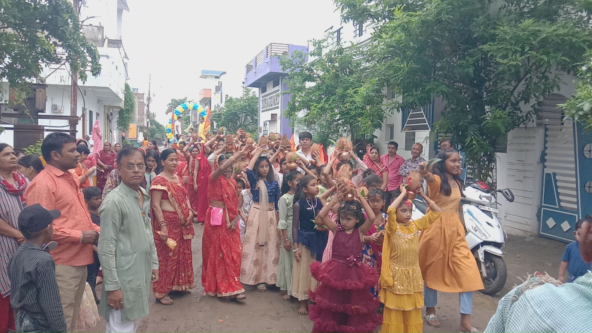 अंजड़ श्रीराम कालोनी में भगवान रामेश्वरम शिव परिवार की शोभायात्रा निकाल कर स्थापना  की गई  इंद्र देव ने भी फुहारों के साथ किया यात्रा का स्वागत