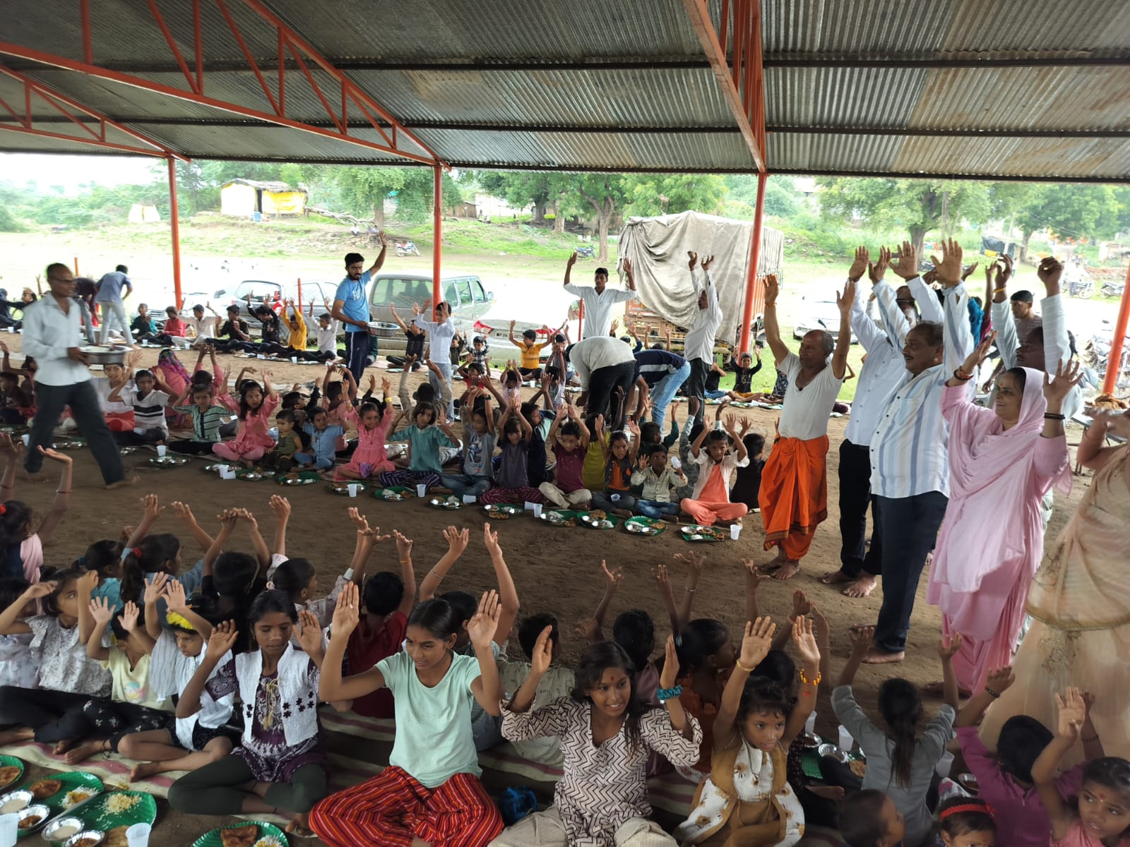 अंजड़ मोहीपुरा स्थित माँ रेवा आश्रम में संत शिरोमणि अखिलेश्वरी दीदी माँ के सानिध्य में सावन के पवित्र माह में रविवार को हरियाली अमावस्या पर्व पार्थिव शिवलिंग बनाने का अनुष्ठान प्रारंभ