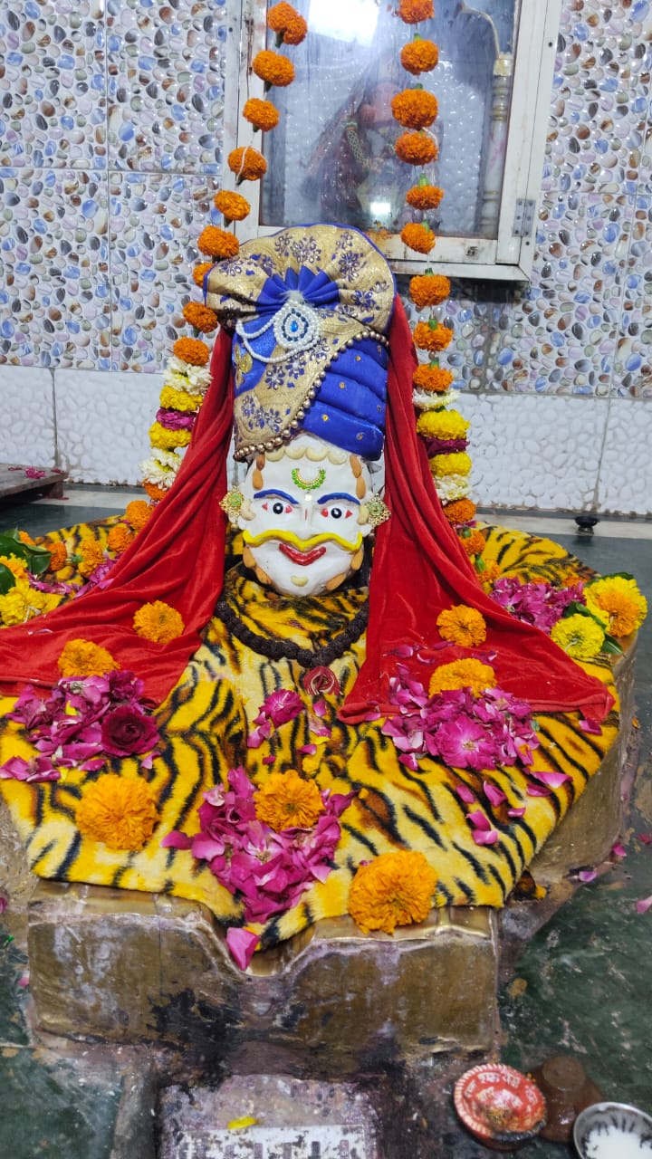 बड़वाह गुरव समाज द्वारा सावन के तीसरे सोमवार को नीलकंठेश्वर महादेव का श्रंगार कर फलाहारी मिचर प्रसादी का किया वितरण