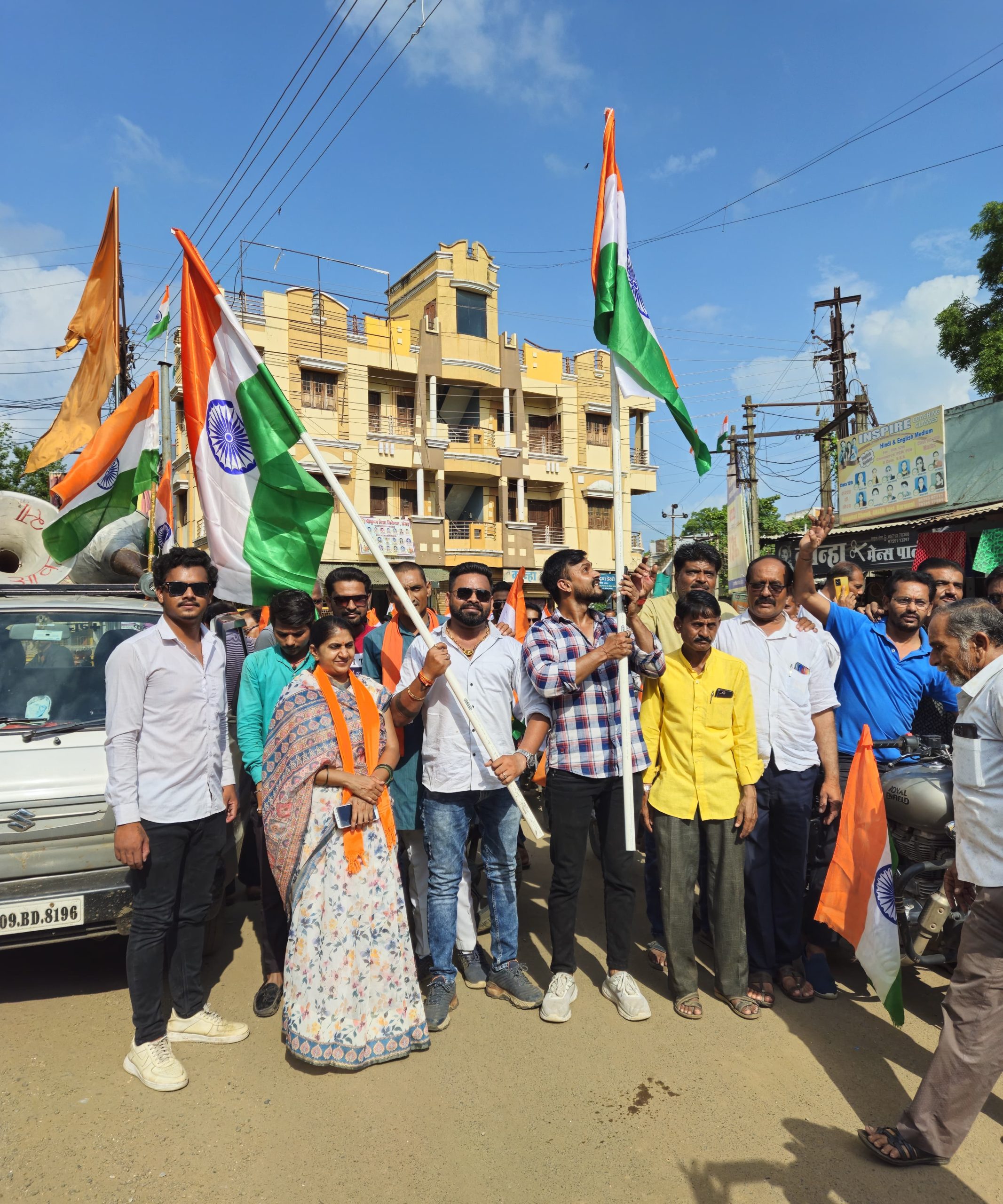 अंजड़  आजादी के अमृत महोत्सव पर हर घर तिरंगा  घर - घर तिरंगा अभियान को लेकर तिरंगा यात्रा निकाली