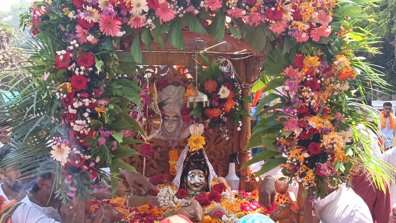 अंजड़ शाही ठाठ-बाट से प्रजा का हाल जानने नगर भ्रमण पर निकलें बाबा विवरेश्वर महादेव ढोल ताशे नगाड़े आकर्षक झांकिया रही प्रमुख आकर्षण का केंद्र बाबा की आगवानी में उमड़ा जन सैलाब