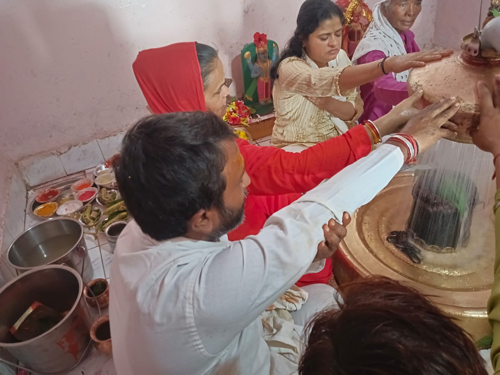 मोहीपुरा नर्मदेश्वर महादेव का सहस्र धारा से अभिषेक कर  किया सावन का समापन