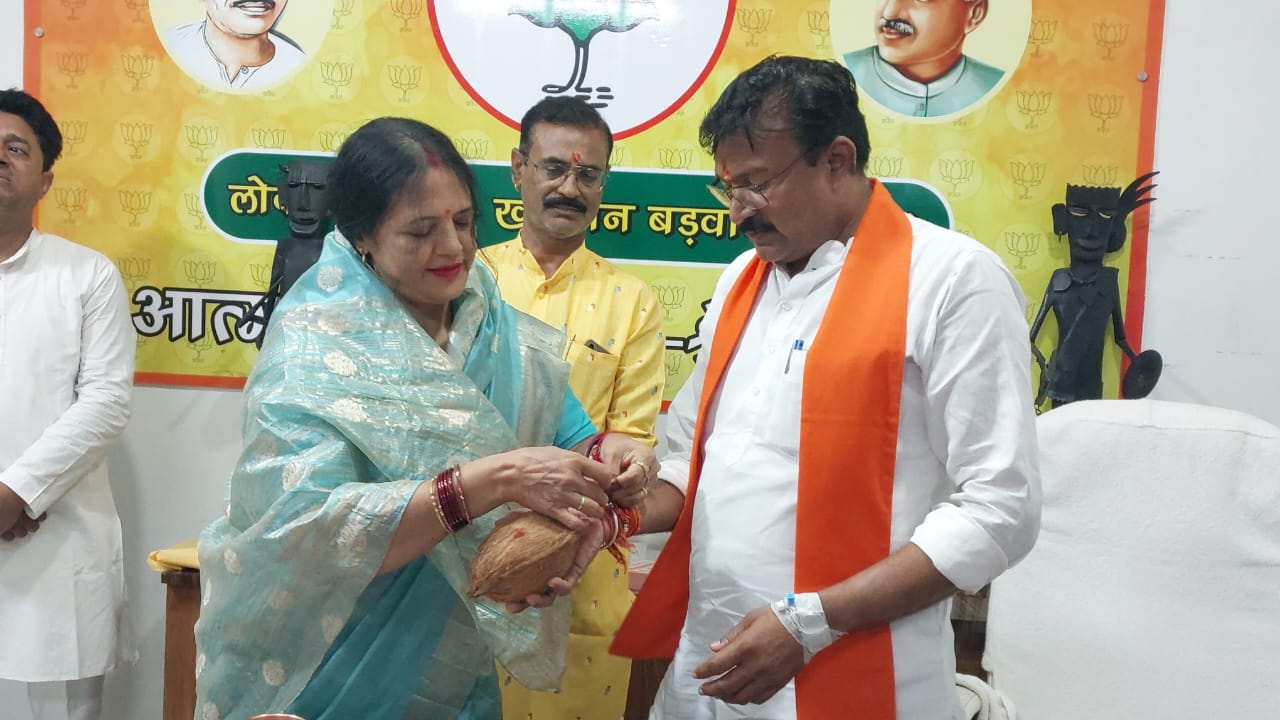 बड़वानी:- रक्षाबंधन पर्व के चलते गुरुवार को महिला मोर्चा की बहनों द्वारा  लोकसभा सांसद गजेंद्र सिंह पटेल को रक्षा सूत्र बांध कर क्षेत्र के विकास की  कामना की