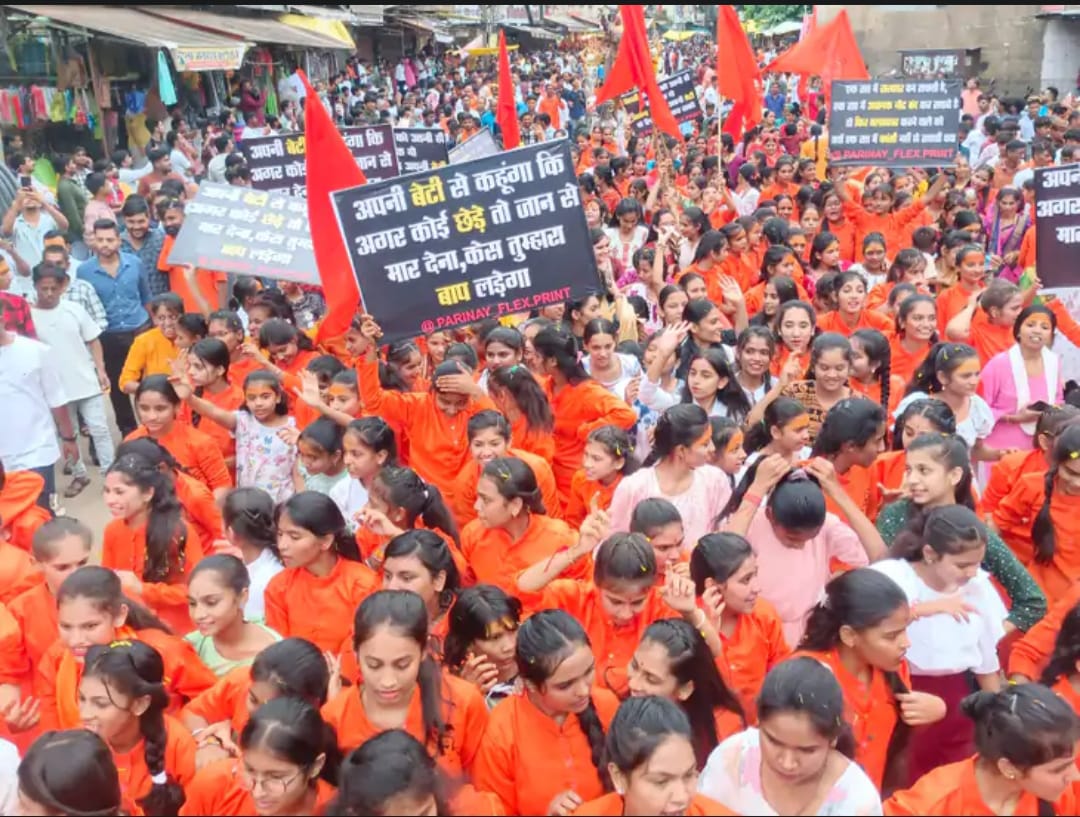 सेंधवा भगवान राज राजेश्वर महादेव की फूलों से सुसज्जीत शोभा यात्रा निकाली गई जगह जगह पुष्पवर्षा कर किया यात्रा का स्वागत