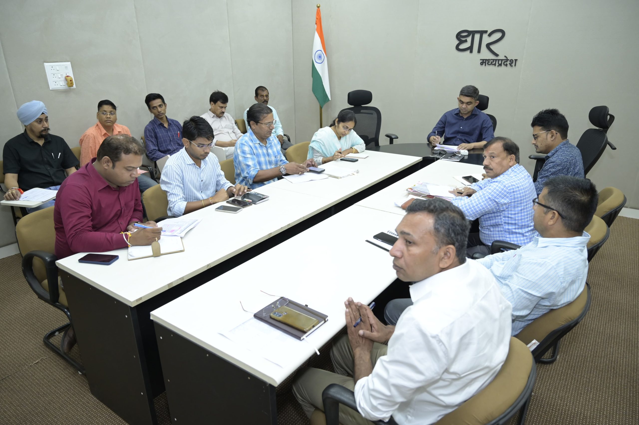 धार सीएम हेल्पलाइन के मामले में अधिकारियों के लापरवाह रवैये से नाराज कलेक्टर मिश्रा ने बीएमओ , उद्यानिकी, को चेतावनी दी नायब तहसीलदार को नोटिस देने के आदेश दिया लापरवाही बरदाशत नही