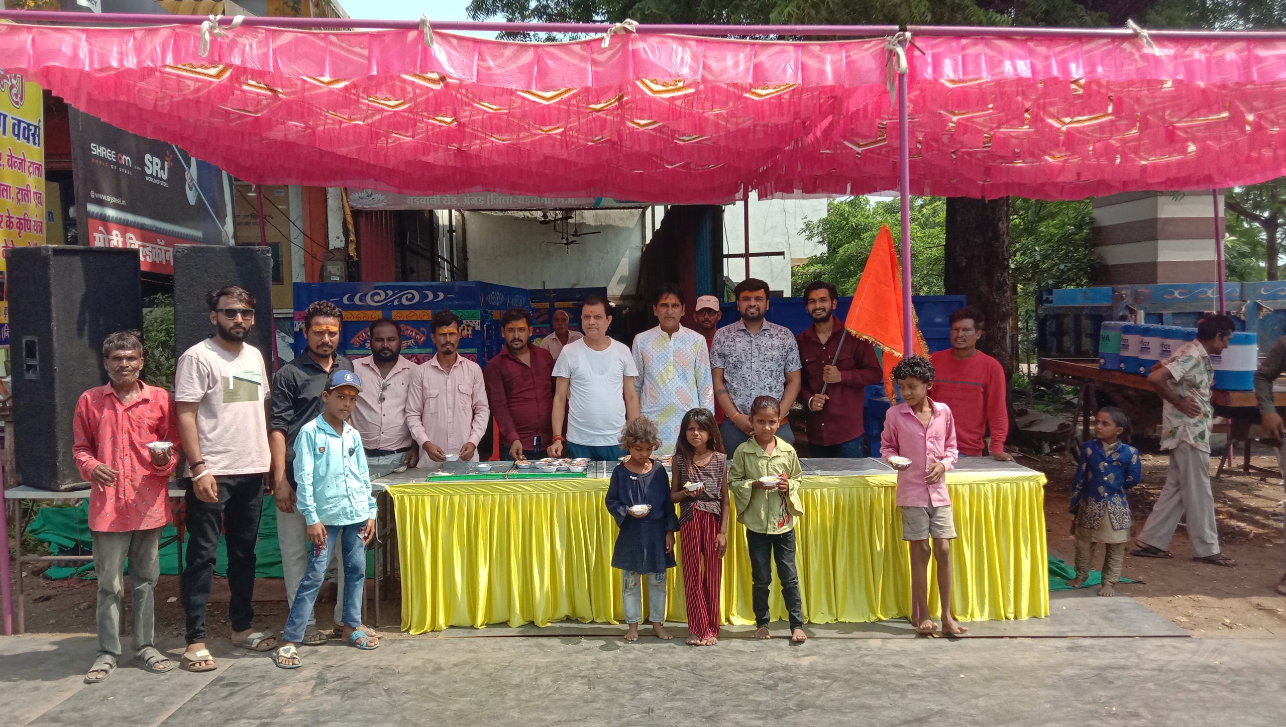 अंजड़ बिलपत्रेश्वर महादेव मंदिर समिति कृषि उपज मंडी के पास 51 किलो खिचड़ी प्रसादी का वितरण किया