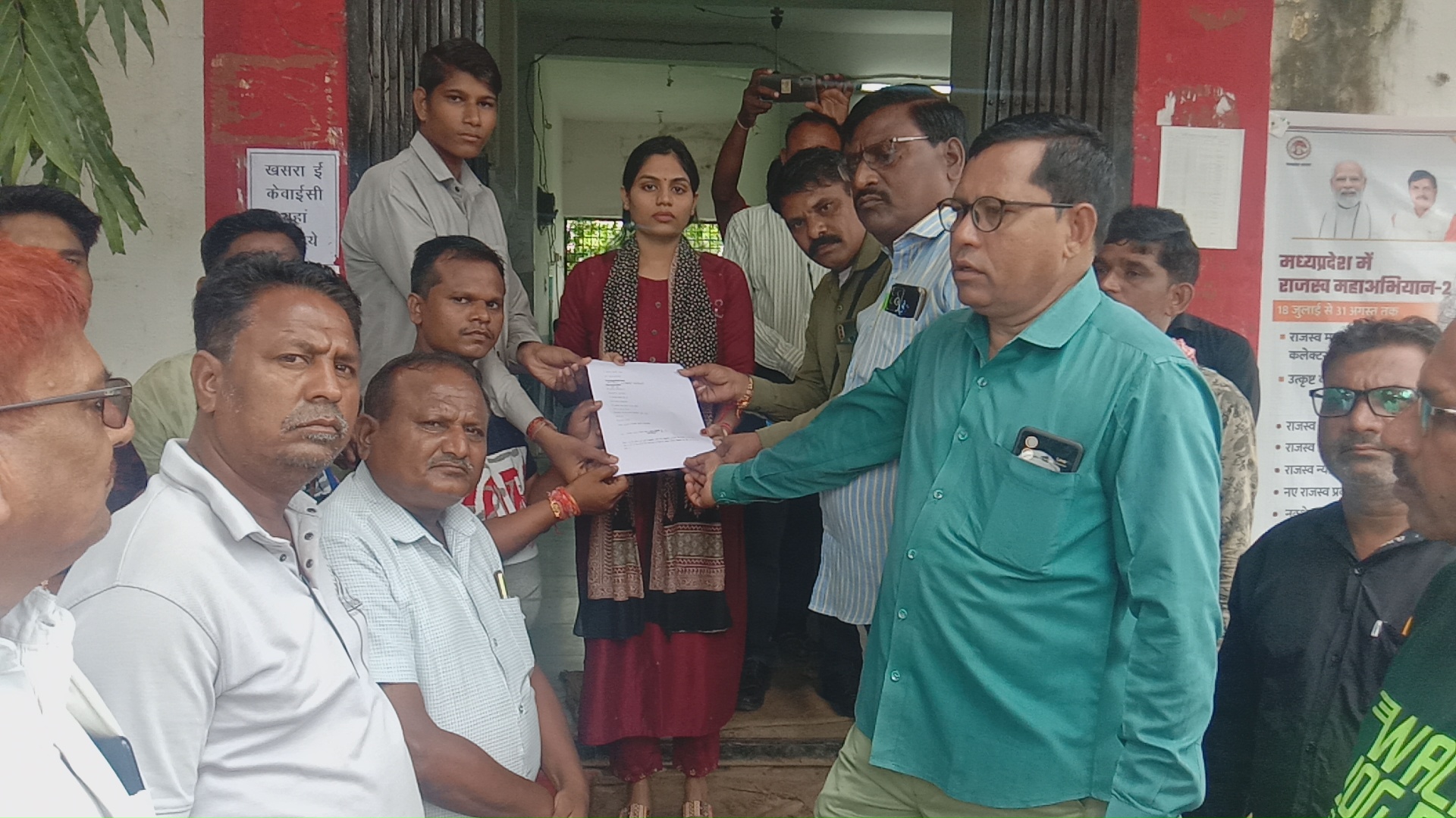 नगर अंजड़ में सुप्रीम कोर्ट के आदेश के बाद sc और st  समाज के लोगों ने आज रैली निकालकर दिया ज्ञापन