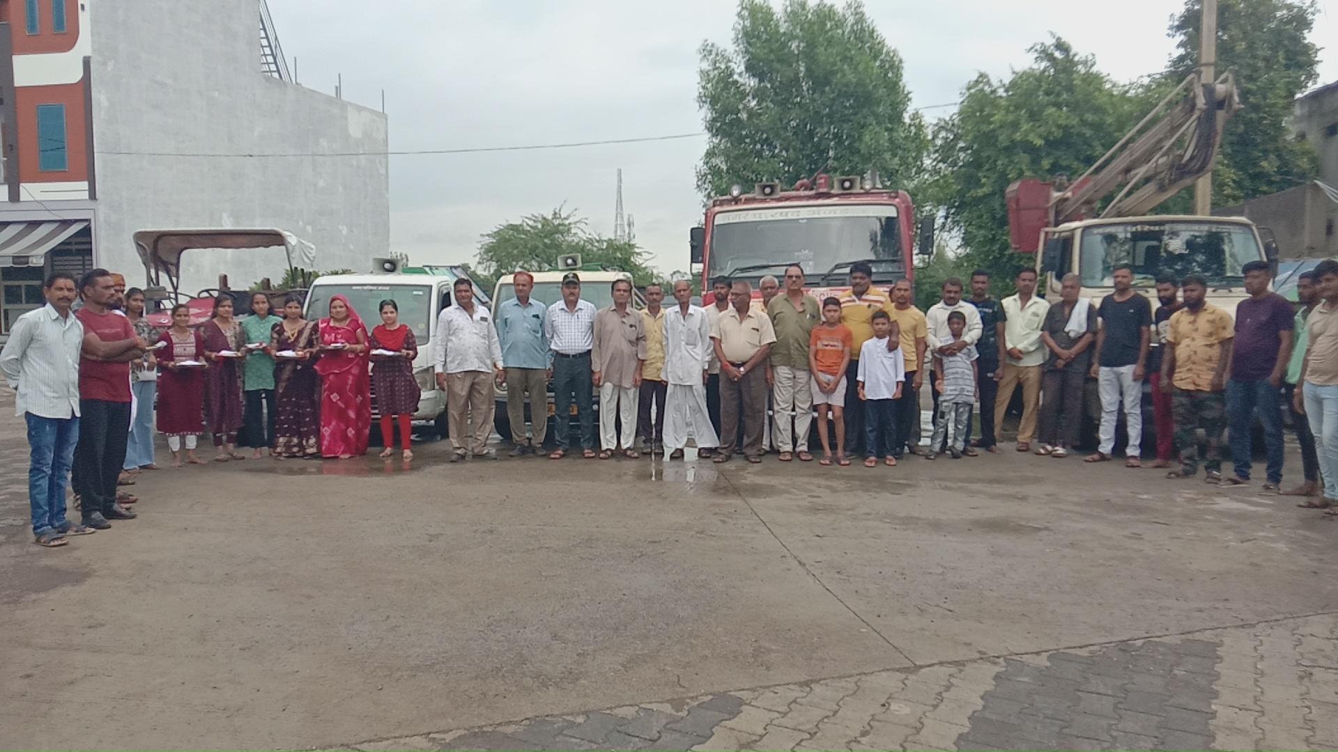 यादव समाज अंजड ने जन्माष्टमी पर नगर परिषद के सफ़ाई कर्मचारियों को रक्षा सूत्र बांध कर उनके दीर्घायु होने की कामना की "