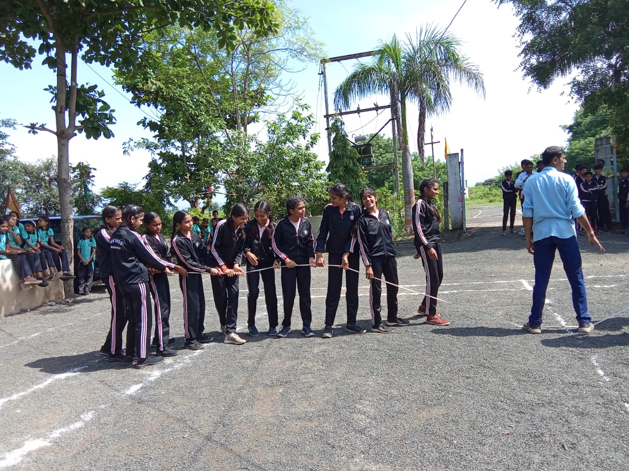 बड़वाह बामनपुरी  निखिल विद्या विहार में खेल दिवस पर मेजर ध्यान चंद के जीवन से हमे यही शिक्षा मिलती है जीवन मे स्थितियां चाहे विपरीत हो मगर दिलमे जोश होना चाहिये यही सफलता की मूल पूंजी है