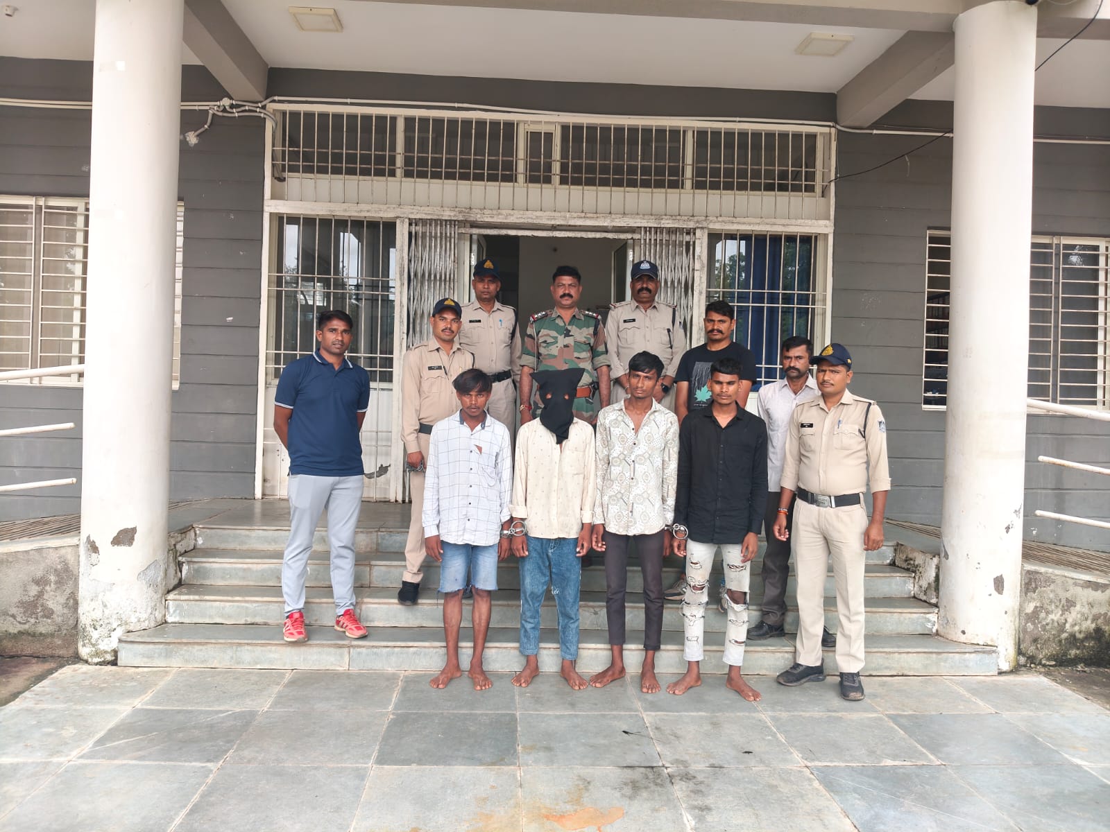 पुलिस थाना बाग ने डकैती की योजना बनाते पाडल्या घाटी से 4 आरोपी गिरफ्तार 5 डन पूर्व झिरपनिया में शिक्षिका से लूट का आरोपी गिरफ्तार