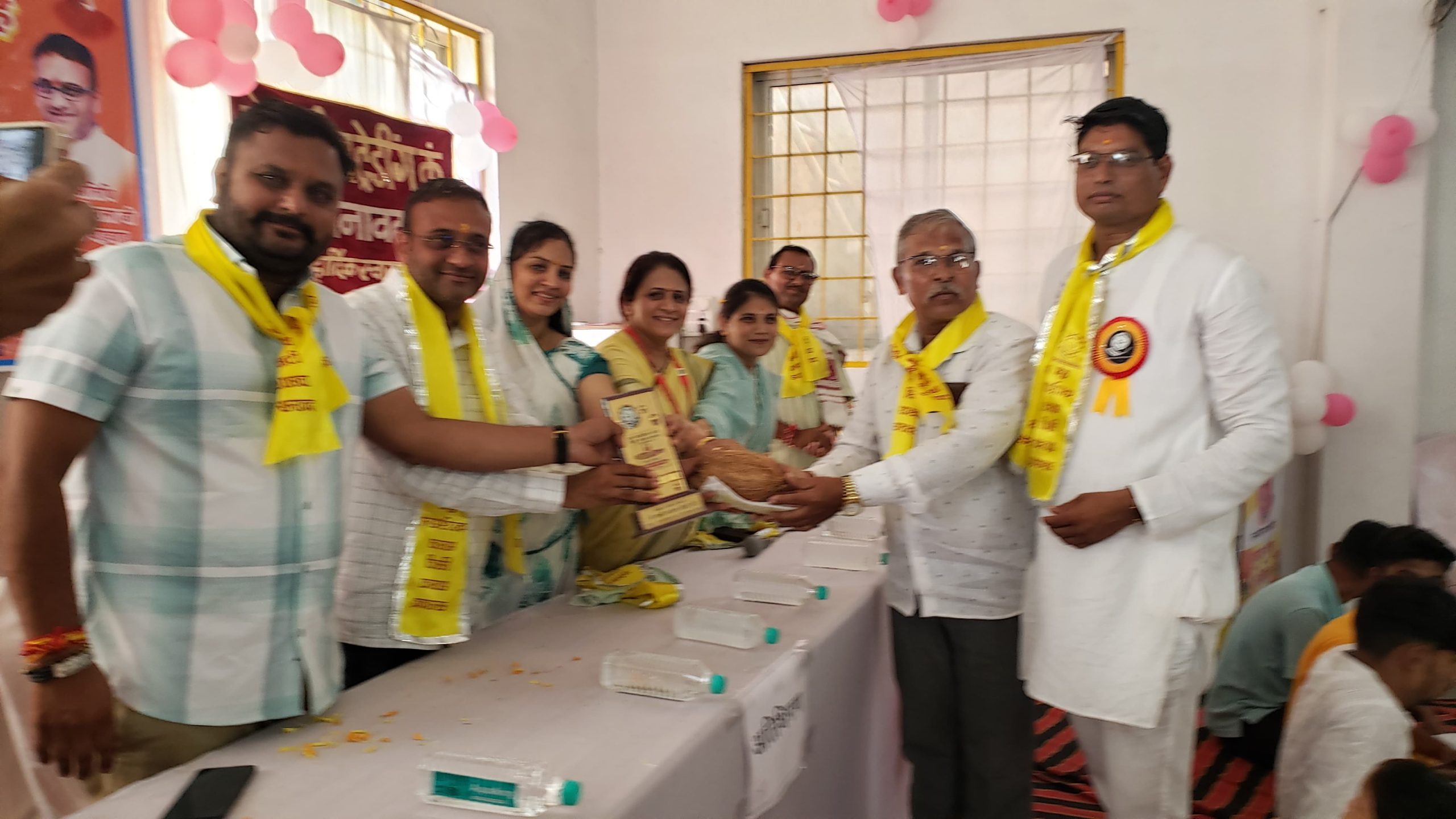 सनावद गुरुवार को सामाजिक संस्था हम फाउंडेशन द्वारा गायत्री परिवार के सहयोग से 16 सेवानिवृत्त  शिक्षक-शिक्षिकाओं का शॉल,श्रीफल एवं स्मृतिचिन्ह भेंटकर सम्मान किया गया।