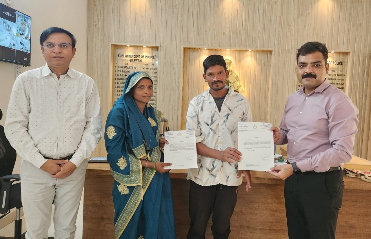 बड़वानी अज्ञात 1वर्ष की अबोध बालिका को सुरक्षा देने वाले दंपत्ति ने मानव सेवा का किया उत्कृष्ट  कार्य को पुलिस अधीक्षक पुनीत गहलोत ने किया सम्मानित