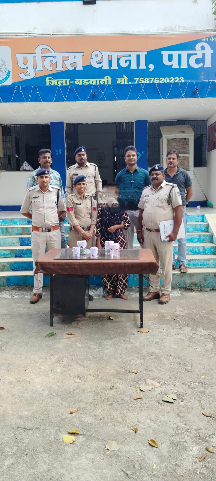 भूत-प्रेत और गढ़े हुए धन का भय दिखाकर परिवार से जेवरात लेकर भागी महिला को पाटी पुलिस ने गिरफ्तार किया  आरोपी का नाम:चांदनी बी पत्नी अब्दुल रज्जाक, निवासी सेंधवा,