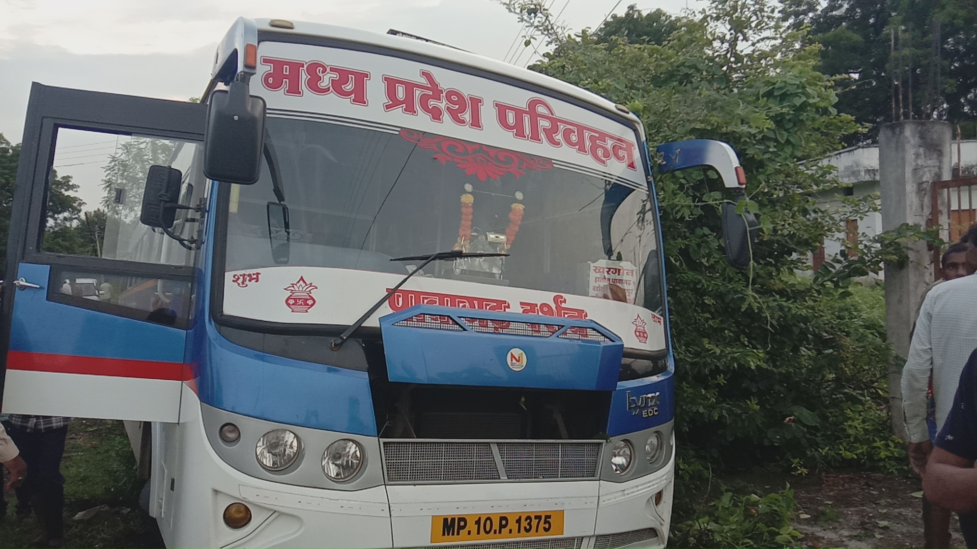 अंजड़ बोरलाय के समीप बड़ोदा से खरगोन जारही यात्री बस दुर्घटना ग्रस्त सभी यात्री सकुशल