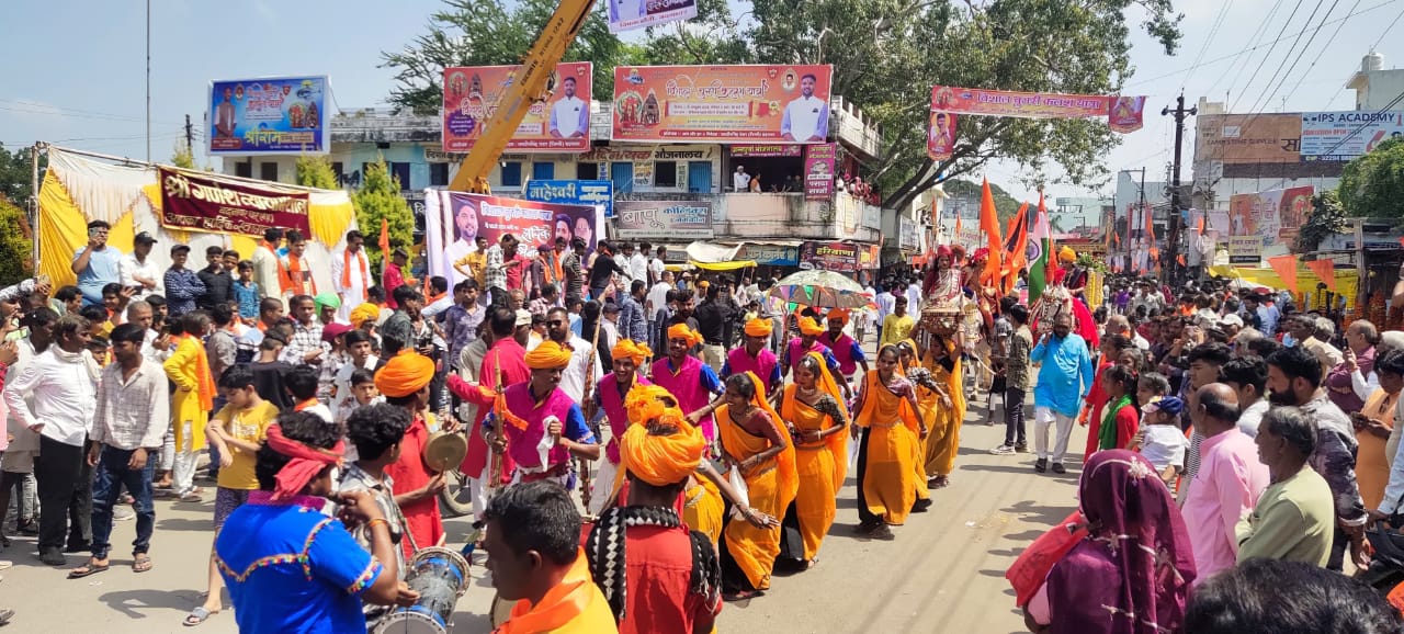 बदनावर में शारदीय नवरात्रि के चौथे दिन 6 अक्टूबर 2024 रविवार को धूमधाम से विशाल चुनरी कलश यात्रा निकाली गई जगह जगह हुवा यात्रा का स्वागत