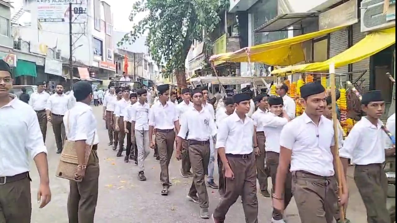 अंजड़:- राष्ट्रीय स्वयं सेवक संघ द्वारा बुधवार शाम को नगर के प्रमुख मार्गों से बाल पथ संचलन निकाला गया जगह जगह पुष्पवर्षा कर स्वागत किया गया
