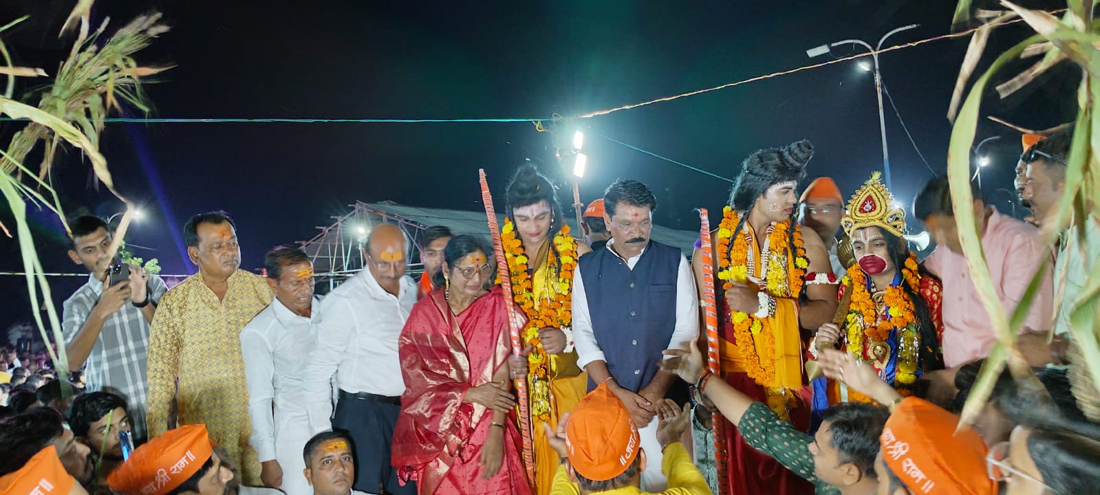 कुक्षी नगर मे  परंपरागत भव्य राम जी का जुलुस निकाल कर रावण दहन कर दशहरा पर्व मनाया एक दूसरे को दी बधाई