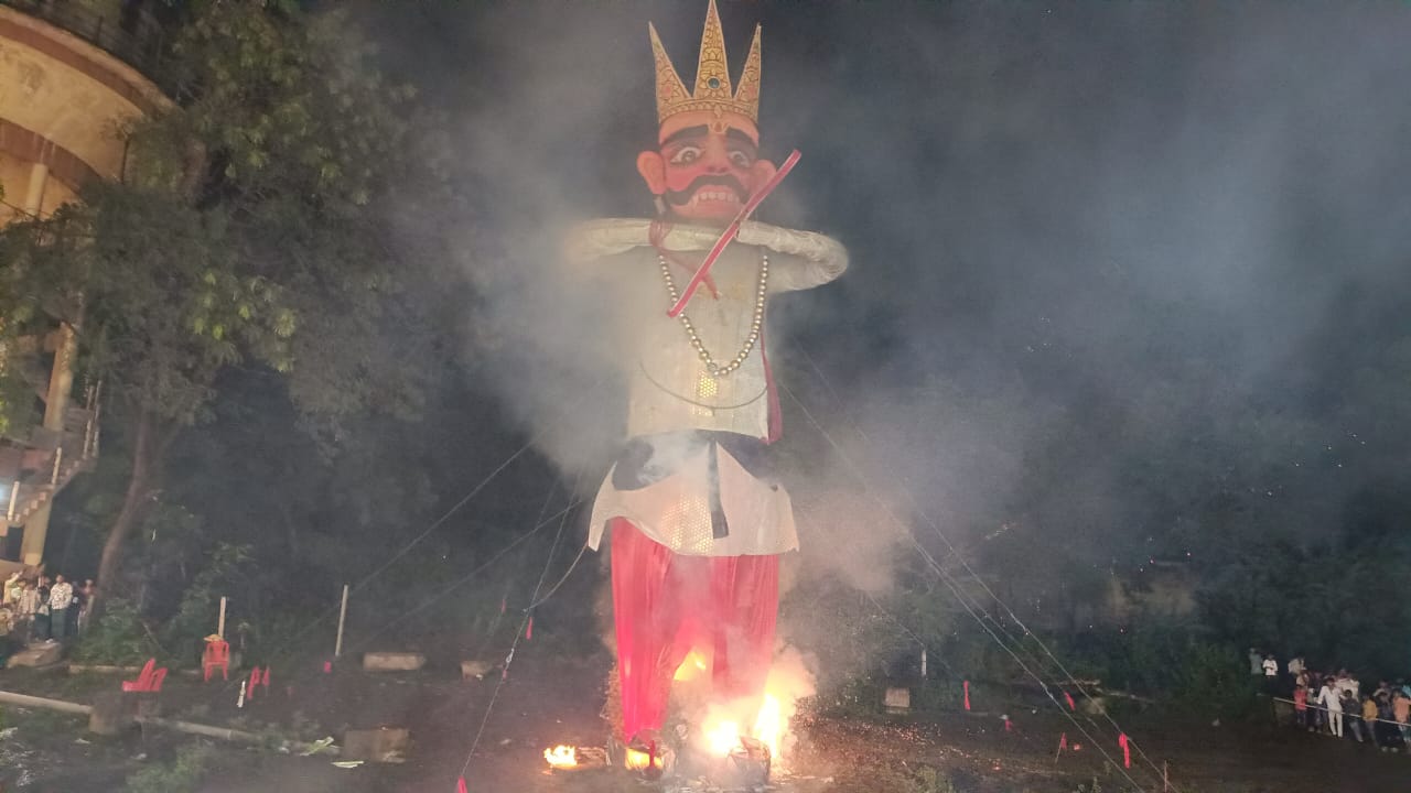 अंजड़ नगर परिषद द्वारा 51फिट ऊंचा रावण दहन कियागया जमकर हुई आतिशबाजी बारिश ने डाला विघ्न 10 हजार से अधिक जनता हुई सम्लित