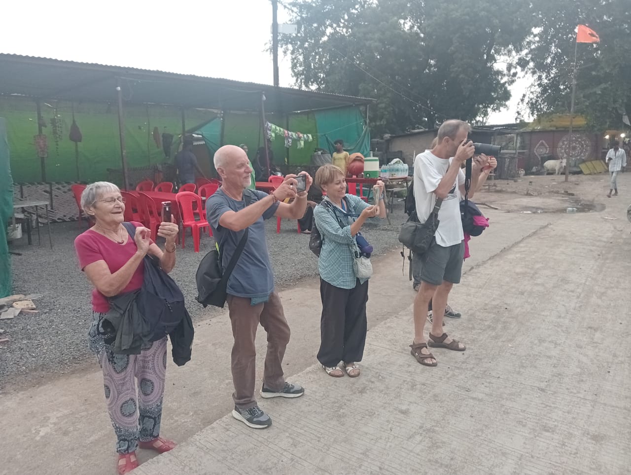 मांडव  इटली से विदेशी पर्यटकों ने व्यवस्थाओ को लेकर जताई नारजगी