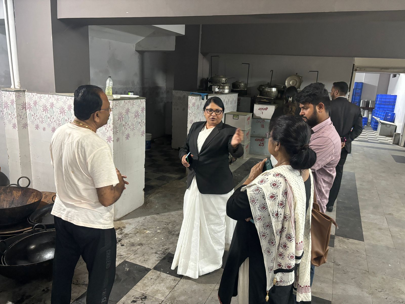 बड़वानी दीपावली त्योहारो को लेकर  मुख्य न्यायिक मजिस्ट्रेट द्वारा किया गया खाद्य संस्थानों का औचक निरीक्षण मोके पर सीएमएचओ एव नगरपालिका अधिकारी रहे मौजूद