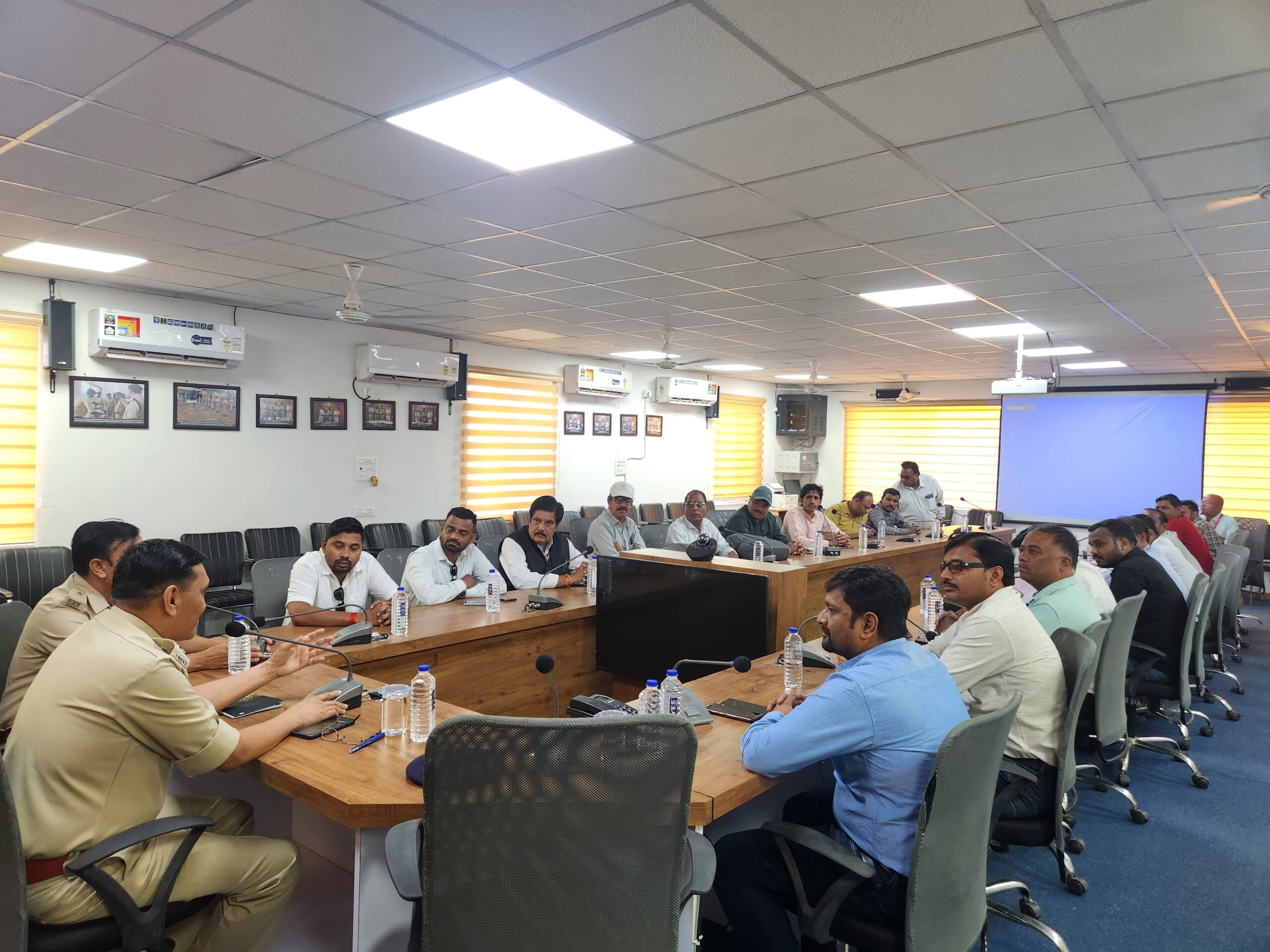 नवागत पुलिस अधीक्षक बड़वानी ने आयोजित की जिले के पत्रकार साथिय की बैठक प्रेस कांफ्रेंस में कहा पीड़ित की मदद व न्याय दिलाना पुलिस की प्राथमिकता  " पुलिस अधीक्षक, श्री जगदीश डावर"