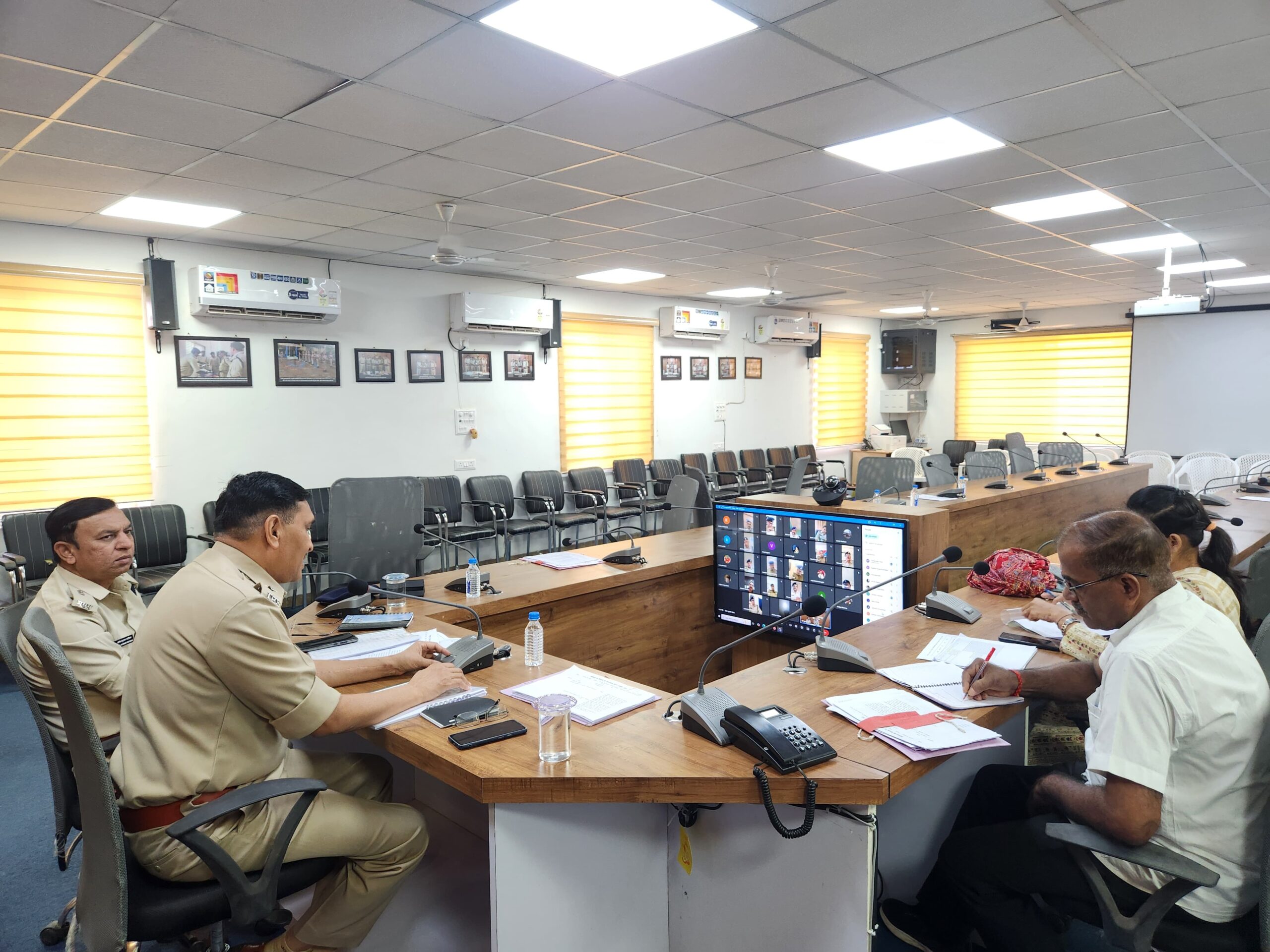 बड़वानी नवागत एसपी ने Google Meet के माध्यम से थाना प्रभारियों की  ली बैठक  दिये सख्त निर्देश बगेर लायसेंस की कोई भी दुकान नही चलनी चाहिये