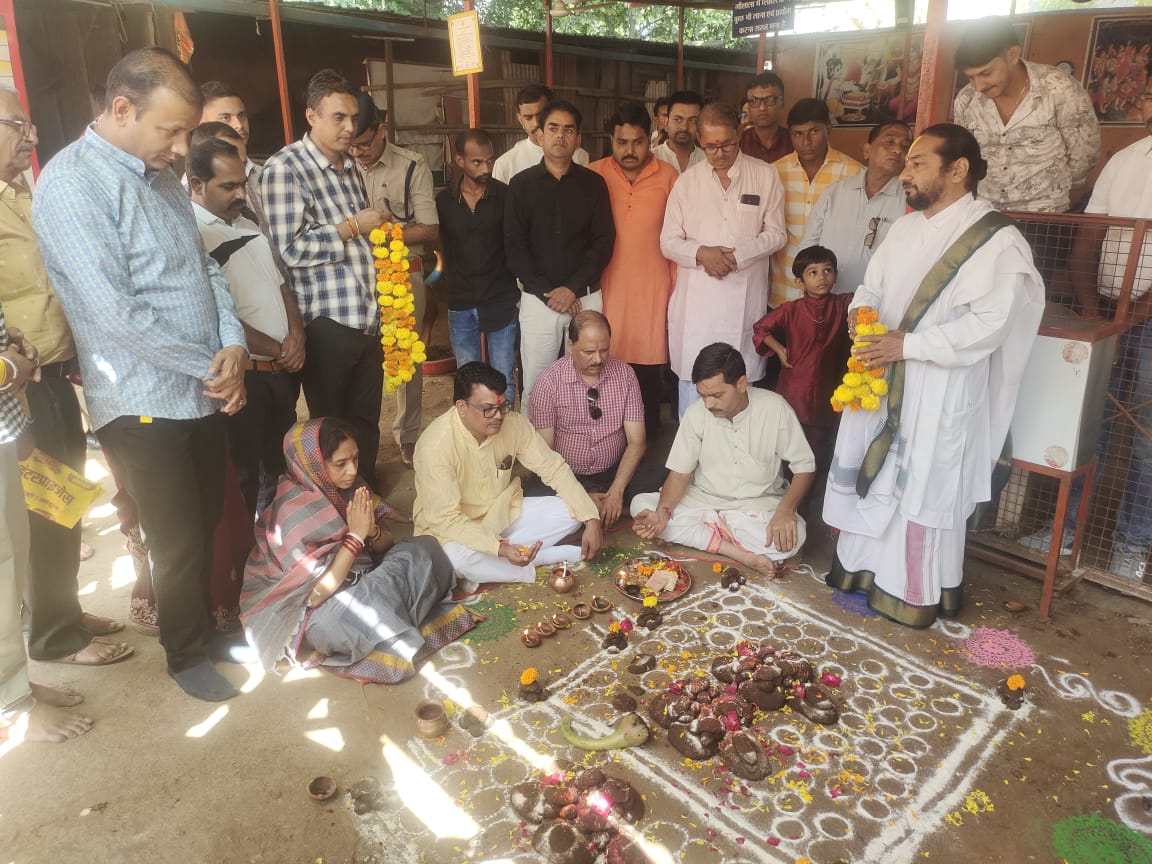 अलीराजपुर श्री राम गौशाला में गोवर्धन पूजन किया गया इस दौरान कैबिनेट मंत्री श्री नागर सिंह चौहान एवं सांसद श्रीमती अनिता नागरसिंह चौहान,कलेक्टर डॉ अभय अरविंद बेडेकर रहे मौजूद