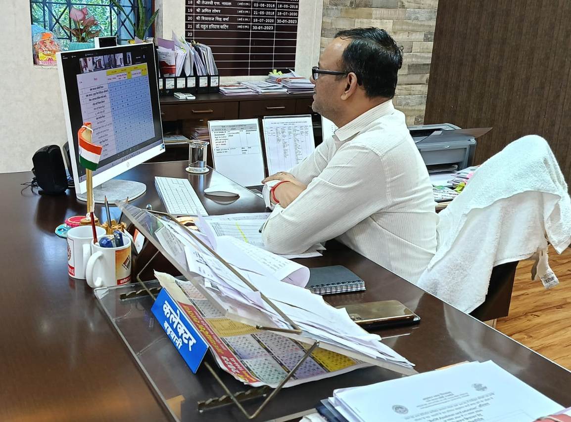 बड़वानी शत-प्रतिशत बनाये जाये 70 वर्ष या से उससे अधिक  आयु के वृद्धजनो के आयुष्मान कार्ड - कलेक्टर डॉ. फटिंग