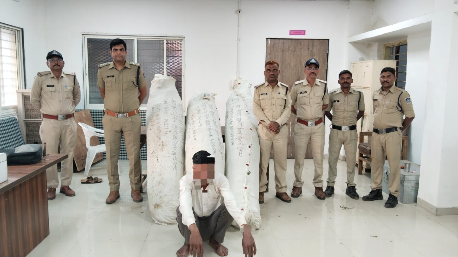 ग्रामीण थाना सेंधवा की बड़ी कार्यवाही 13 लाख रुपये कीमत के 131 नग गांजे के हरे पौधे कुल वजन 1 क्विंटल 25 किग्रा 900 ग्राम जप्त, आरोपी नानिया को किया गिरफ्तार