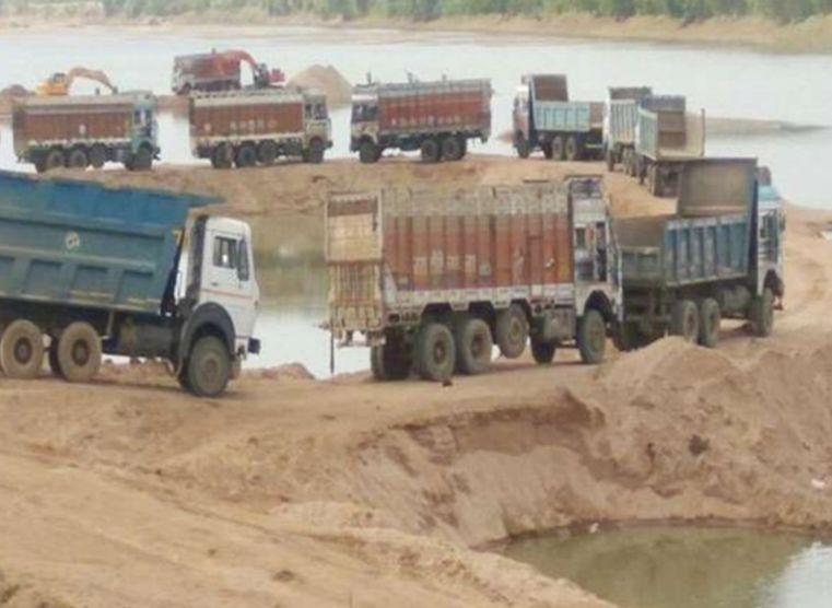 अंजड- न्यायिक मजिस्ट्रेट प्रथम श्रेणी नीरज कुमार सोनी के द्वारा रेत चोरी के मामले में दो आरोपियों को दो-दो साल का सश्रम कारावास और अर्थदंड की सजा सुनाई