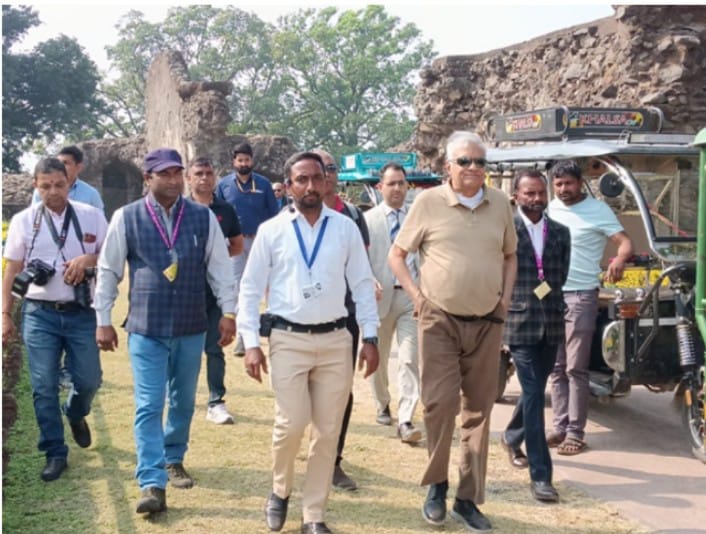 मांडू का जहाज महल देख कर प्रसन्न हुए श्रीलंका के पूर्व राष्ट्रपति ने कहा मांडू सुंदर जगह है, मैं इसे देख काफी प्रसन्न हुआहूं रानिल विक्रम सिन्धे