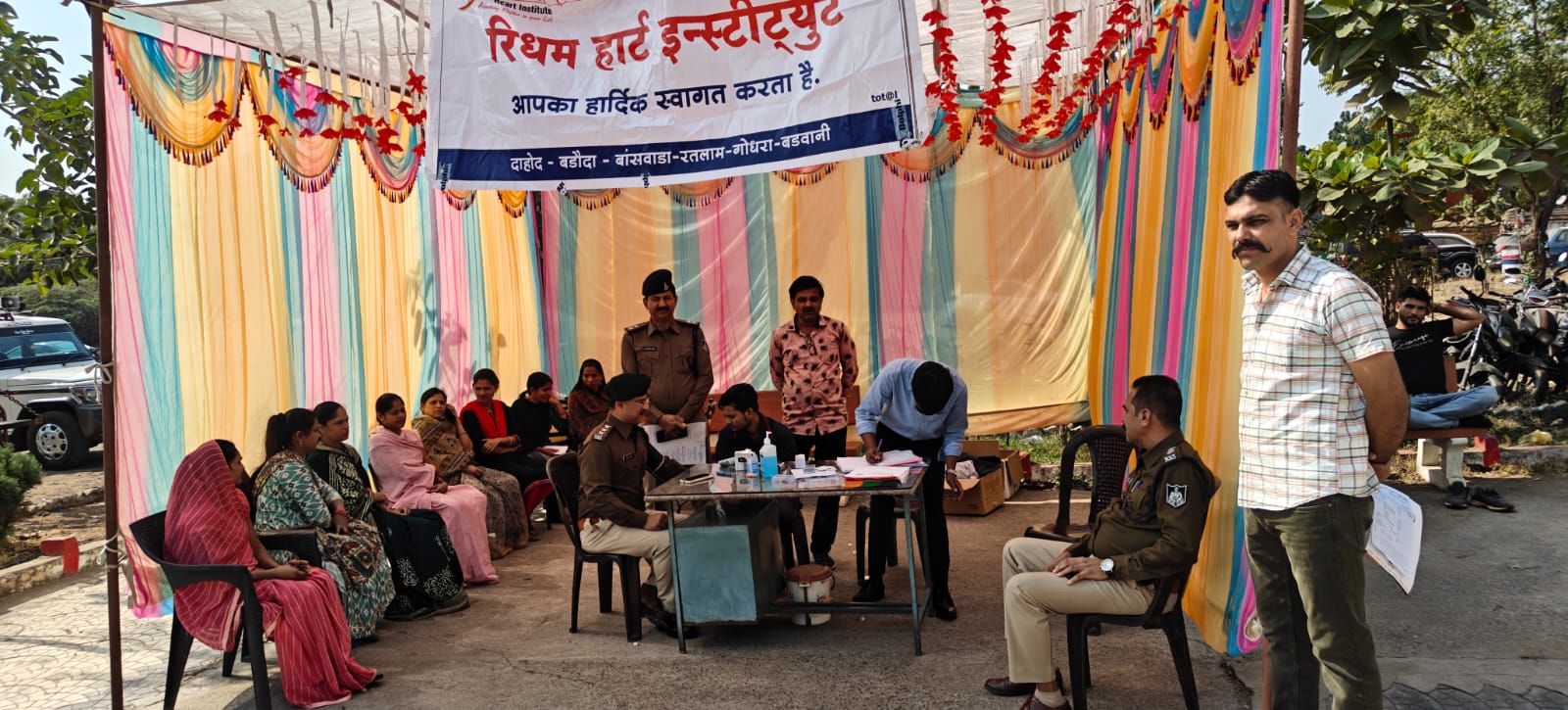 कुक्षी बड़ौदा गुजरात के  प्रसिद्ध रिदम हार्ट इंस्टीट्यूट के चिकित्सकों  द्वारा थाना परिसर में लगया निःशुल्क स्वास्थ शिविर