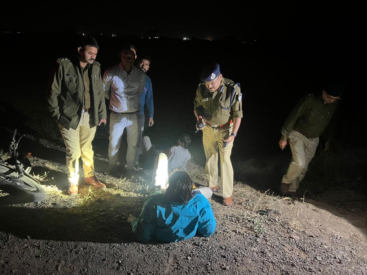 धार पुलिस को मिली बड़ी सफलता शार्ट एनकाउंटर में 10 हजार रुपये के इनामी फरार आरोपी अन्ना को किया गिरफ्तार