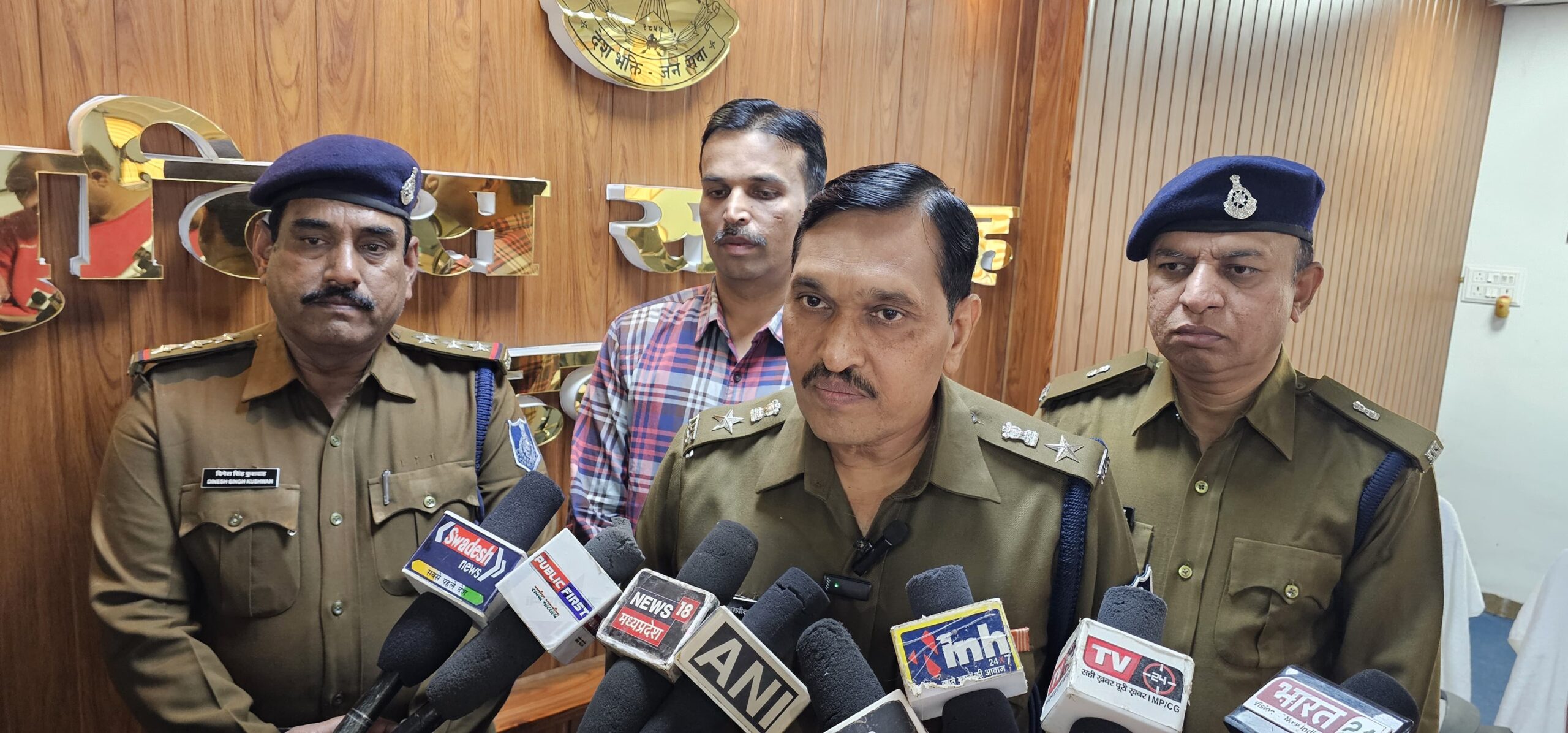 बड़वानी पुलिस ने किया अंधे कत्ल का खुलासा पत्नी सारिका ने अपने प्रेमी नवीन काग के सहयोग से घटना को दिया अंजाम