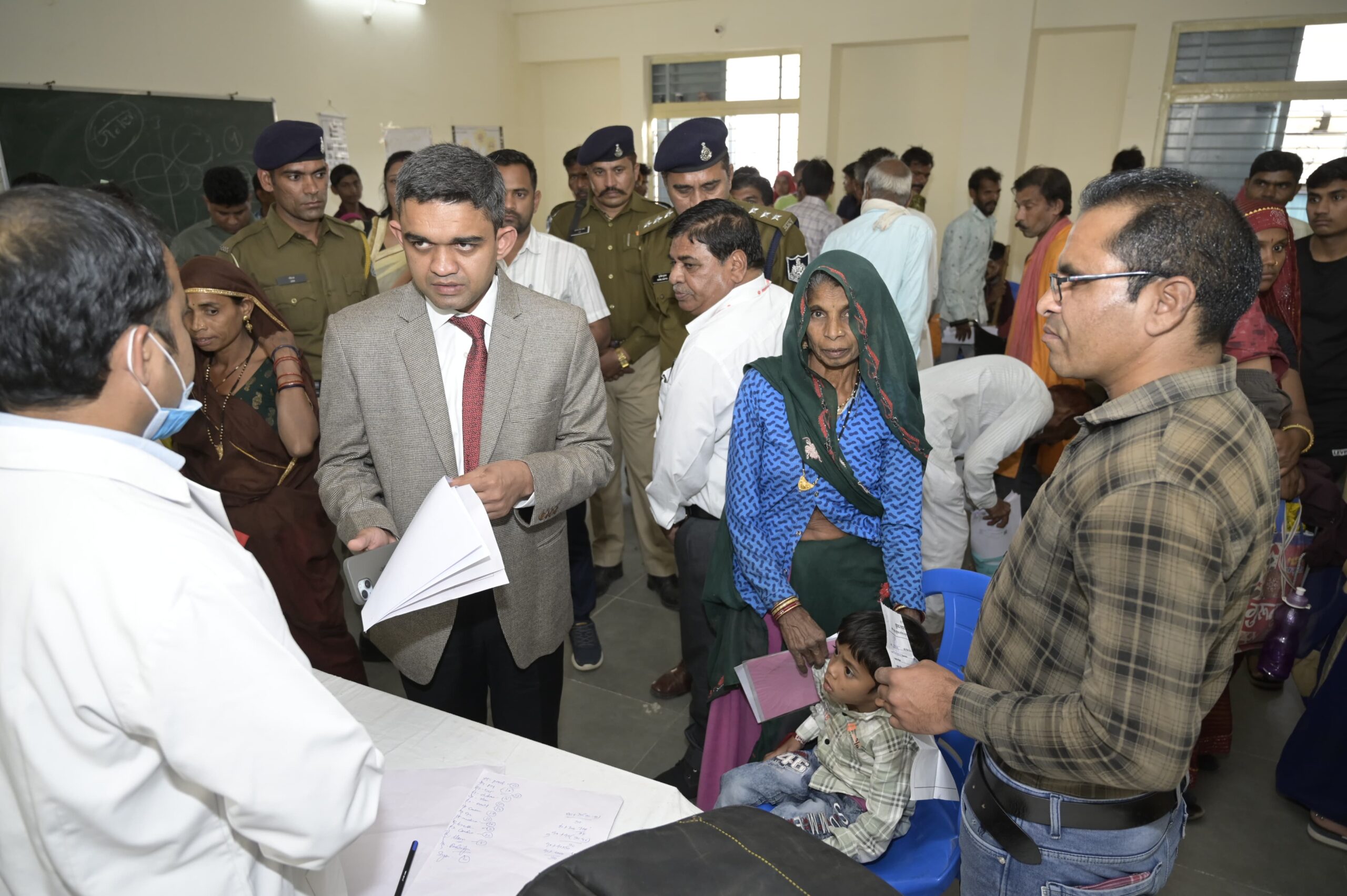 धार जिले के डही के ग्राम दोगांवा में आयोजित वृहद स्वास्थ्य शिविर में लगभग 7750 से अधिक मरीजों का स्वास्थ्य परीक्षण और उपचार किया