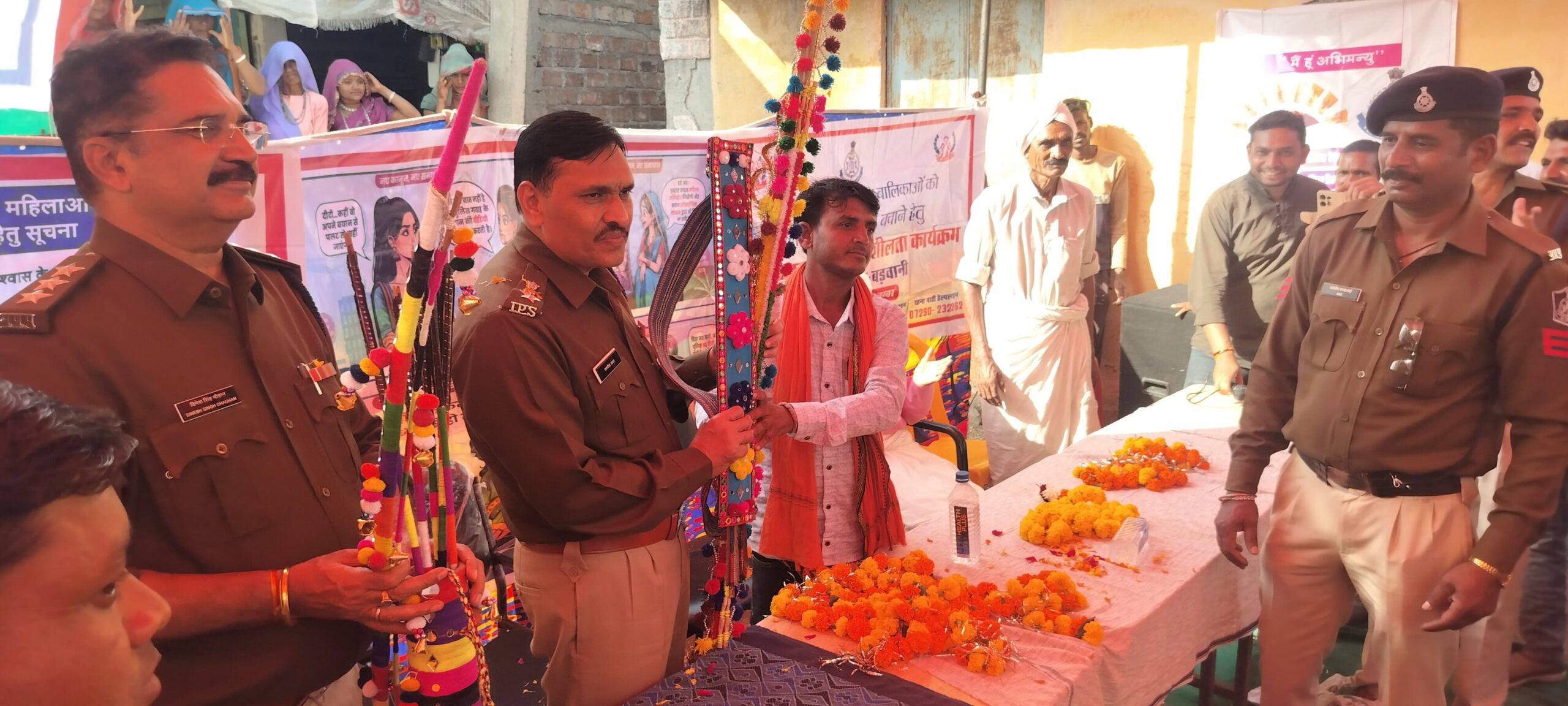 थाना पाटी क्षेत्र के ग्राम रोसमाल में जन-संवाद कार्यक्रम में पुलिस अधीक्षक को तीर कमान भेट कर किया स्वागत