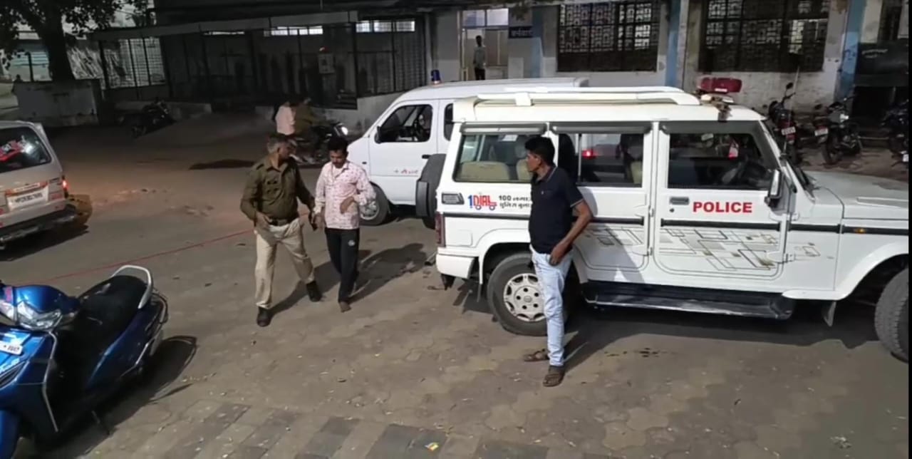 बड़वानी नर्मदा नदी कसरावद पुल पर राजपुर का युवक आत्महत्या करने गया युवक को बडवानी पुलिस डायल 100 ने बचाकर  किया परिजनों के सुपुर्द