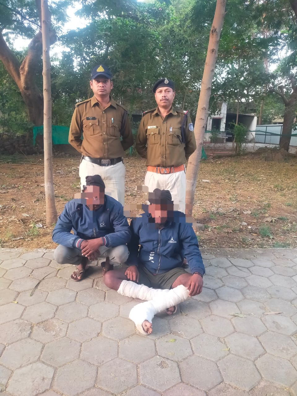 चोरी के मामले में लंबे समय से फरार आरोपियो के कब्जे से  251500/- का माल जप्त आरोपियों को थाना सेंधवा ग्रामीण पुलिस ने किया गिरफ्तार