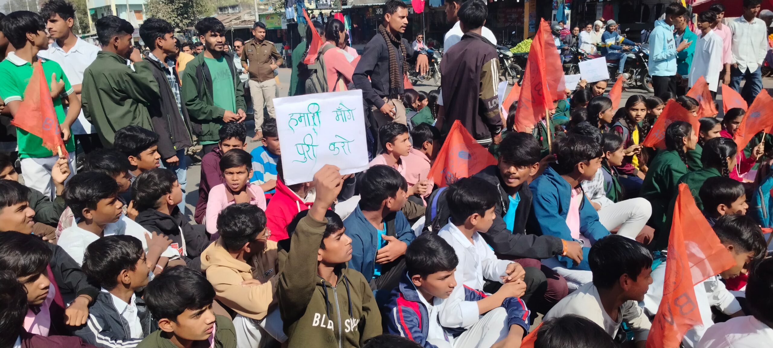 कुक्षी पढ़ाई छोड़ एकलव्य आवासीय छात्रावास की बच्चीया अपनी समस्या को लेकर एसडीएम कार्यालय पहुंची समस्या नही हुई हल तो धरने पर बैठे छात्र छात्राये