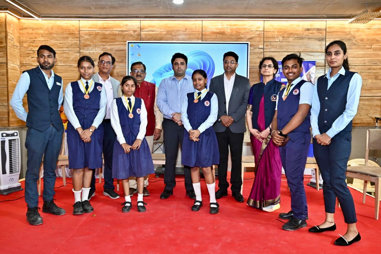 सिटी स्टार कॉन्वेंट हा.से. स्कूल की रोबोटिक्स टीमों ने इंटरनेशनल रोबोटिक्स चैंपियनशिप में मध्यप्रदेश के कई नामी गिरामी स्कूल्स को पराजित करते हुए  मेडल जीते