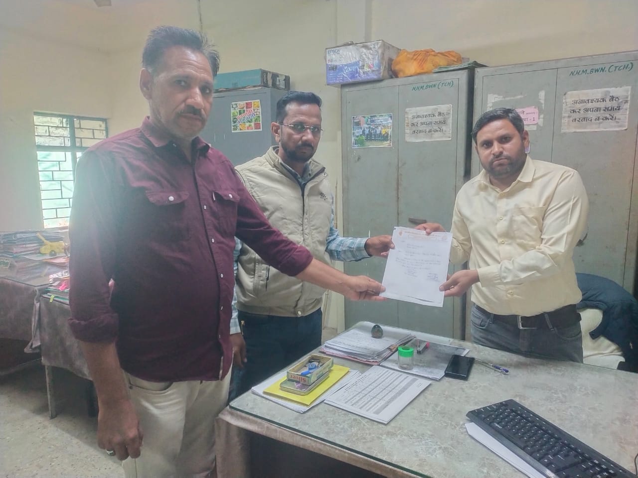 भारतीय किसान संघ जिला बड़वानी द्वारा उद्यानिकी विभाग के आर एच यू श्री आचाले जी को ज्ञापन देते हुए मांग की टिशू कल्चर कम्पनियो की मनमानी पर सख्ती से रोक लगाई जाय