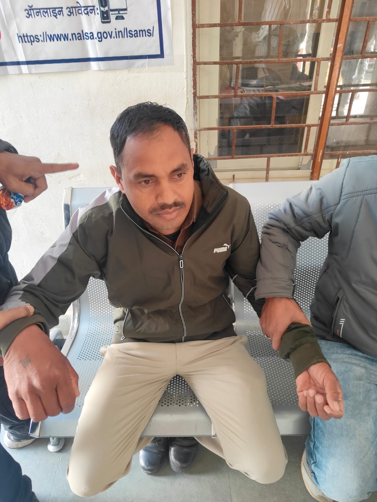 कार्यवाहक प्रधान आरक्षक मुकेश चौहान, थाना भानपुरा जिला मन्दसौर रिश्वत राशि- 15000/- रूपये लेते हुवे लोकायुक्त ने रंगे हाथों पकड़ा