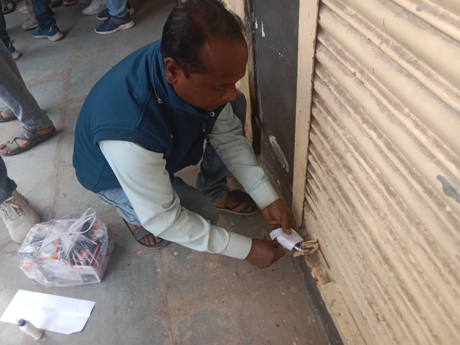 नगर परिषद कुक्षी के द्वारा निकाय का  बकाया किराया नहीं जमा करने वाले दुकानदारों पर की सख्त कार्रवाई छह दुकानें सील चार लाख  रुपये के राजस्व वसूली की