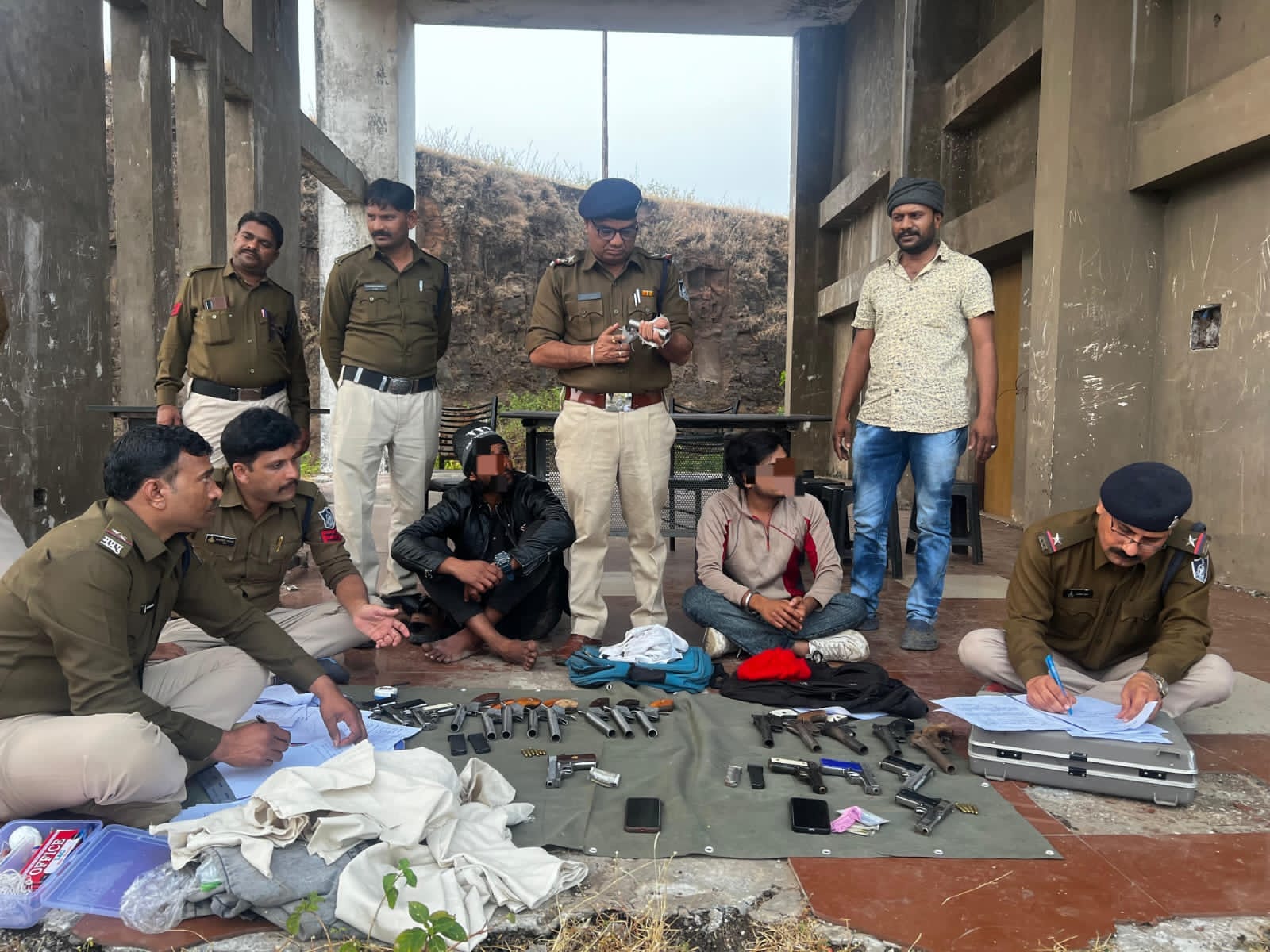 थाना निवाली द्वारा अंतर्राज्यीय हथियार तस्करों से 23 फायर आर्म्स कीमती 3,14,070/- रुपये के किए जप्त आरोपी गिरफ्तार