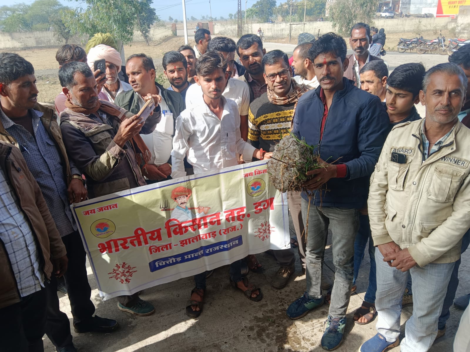 झालावाड़ जिले के डग में भारतीय किसान संघ के नेतृत्व में 2 दिन पूर्व हुई , बारिश ओलावृष्टि से खराब फसलों के मुआवजे के लिए तहसीलदार को दिया ज्ञापन राहत राशी की मांग की गई