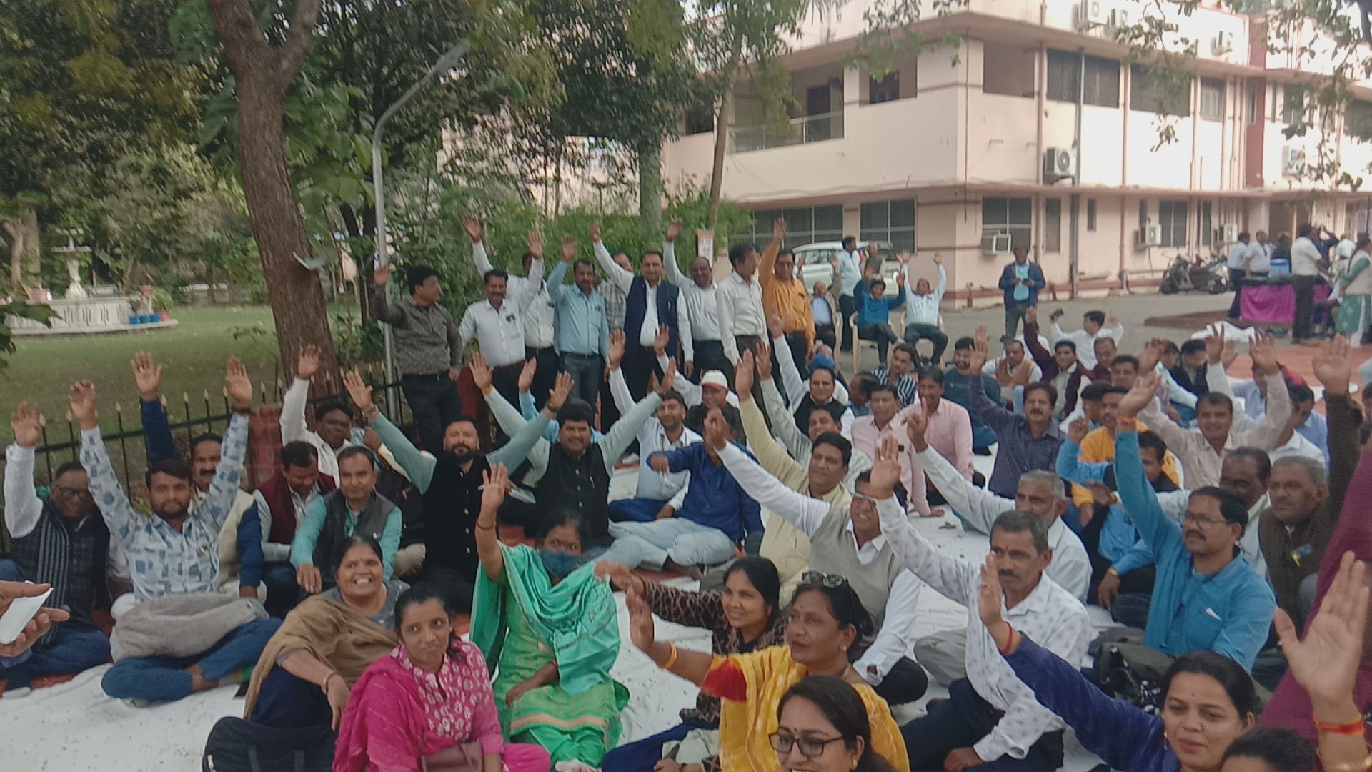 भारतीय जीवन बीमा निगम लियाफी के द्वारा आज इंदौर मंडल पर अपनी विभिन्न मांगों को लेकर धरना प्रदर्शन आज  आयोजन किया गया जमकर हुई नारेबाजी