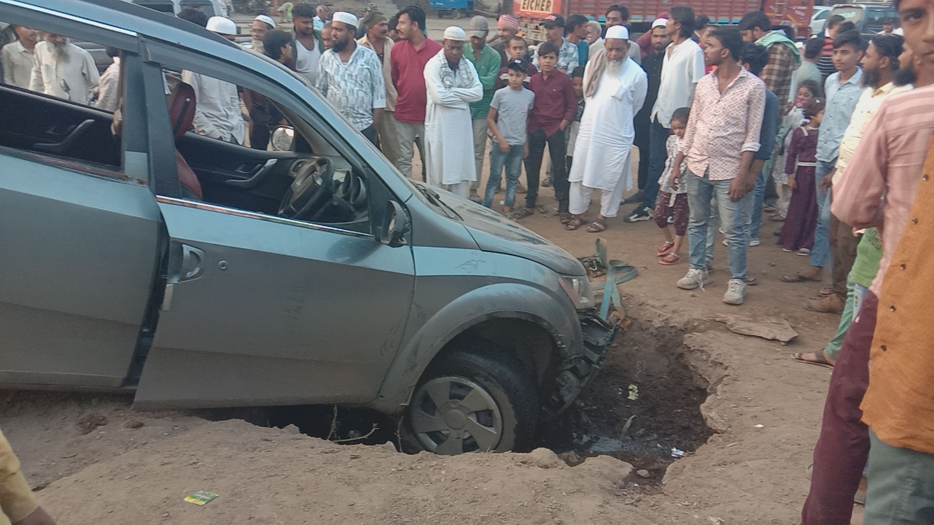 अंजड़ नगर परिषद की लापरवाही से मटन मार्केट में नाले की स्लैब हुई 6 माह  पूर्व क्षतिग्रस्त 4फिट गड्ढे में गिरी कार   दुर्घटनाग्रस्त हुई