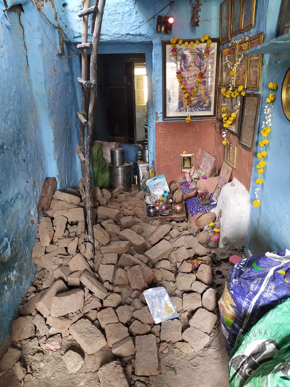 धार हिन्दु नेता के संरक्षण में गरीब हिन्दु परिवार के मकान में वर्ग विशष के ठेकेदार द्वारा की गई तोडफोड 16 घण्टे तक भूखा प्यासा रहा बुजुर्ग ठंड में ओटले पर गुजारनी पडी रात  पुलिस ने भी नही लिखी रिपोर्ट