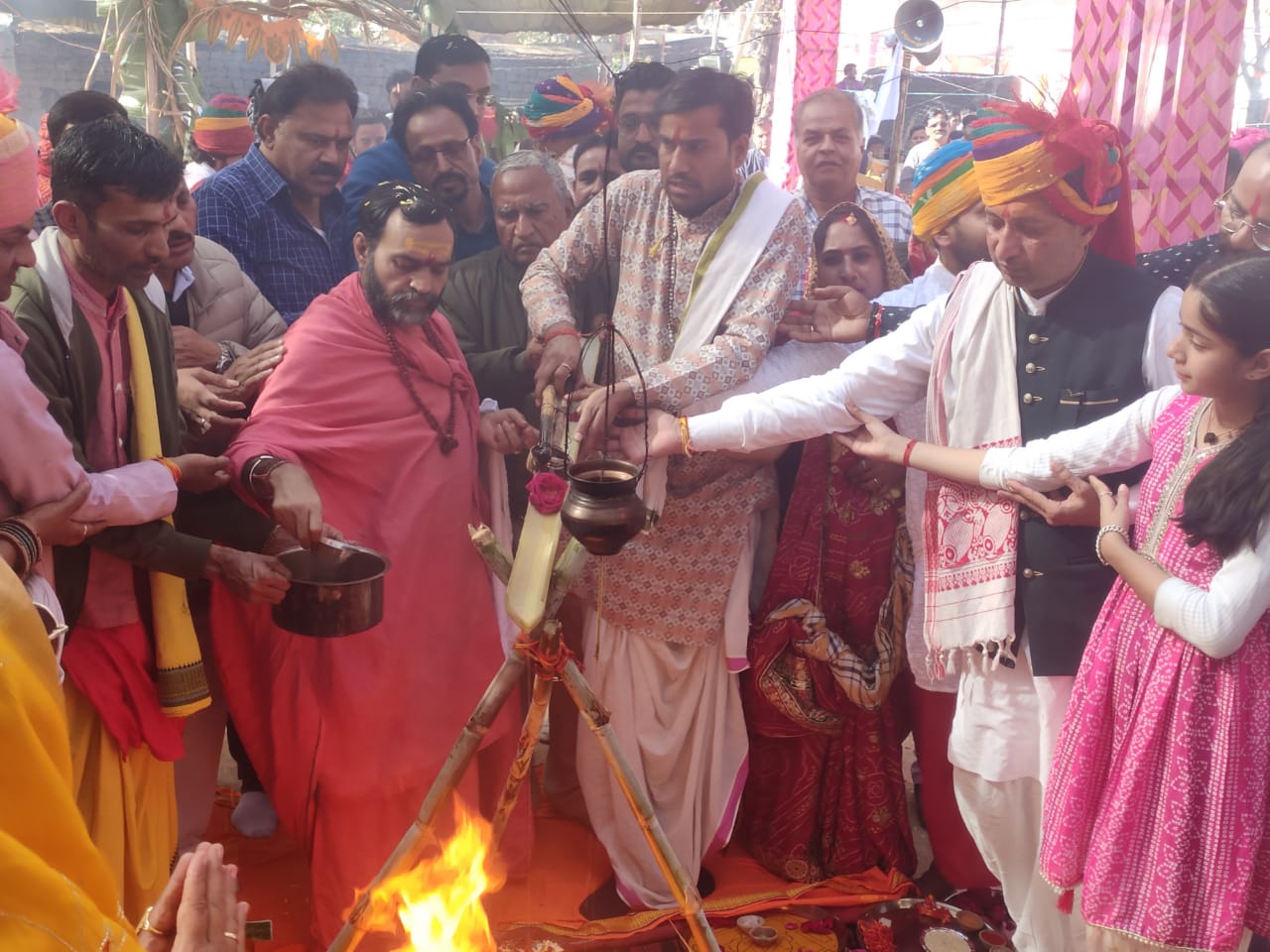 नो दिवसीय श्रीमद दैवीय भागवत कथा एवं लक्ष्मीनारायण यज्ञ के नवें एवं अंतिम दिन गुरुवार को पूर्णाहुति हुई।